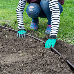 Avon Plastics, Inc - MM23920 - 3 1/2"H x 20'L Master Gardener Landscape Edging (Includes a coupler & 5 stakes)